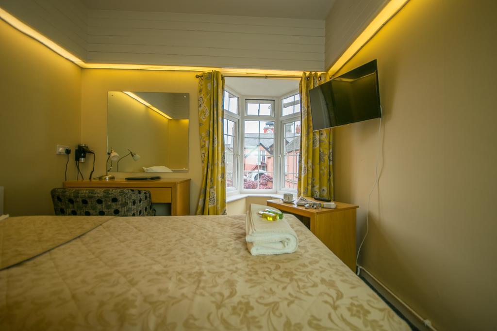 Old Kings Arms Hotel Pembroke Esterno foto
